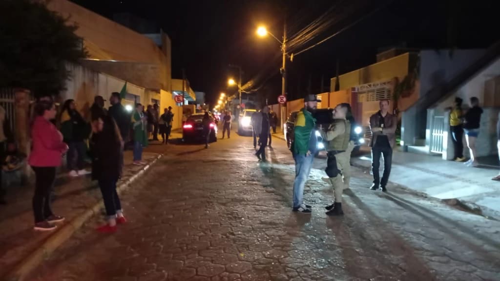 Moradores protestam em frente a casa de ministro do STF em Porto Belo