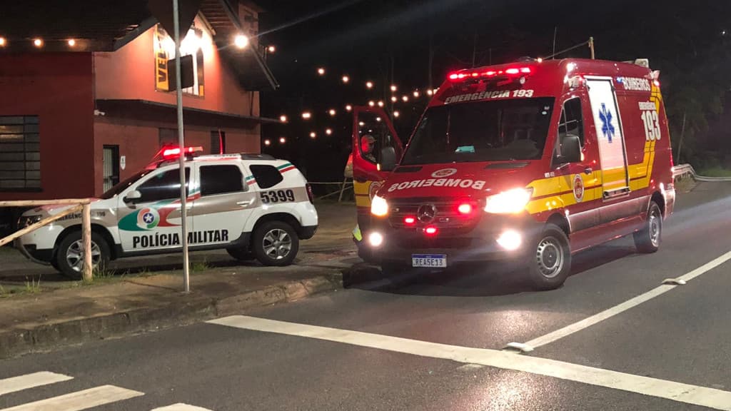 Briga entre moradores de rua termina com dois esfaqueados, em Blumenau