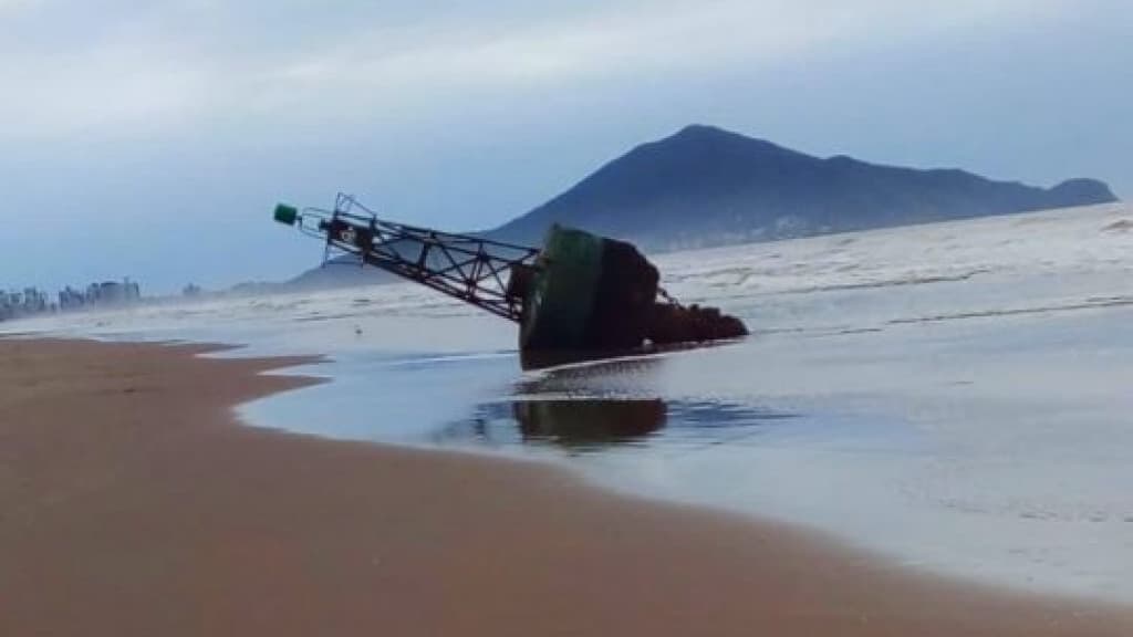 Moradores e turistas confundem boia marítima com nave espacial em praia catarinense