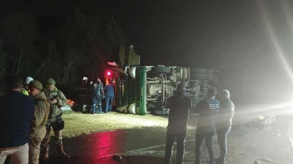 Motorista é resgatado após acidente com carreta de cerveja em Lages