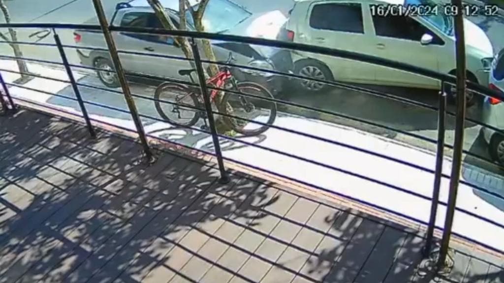 Motorista bêbado e drogado bate em veículos estacionados, em Balneário Camboriú