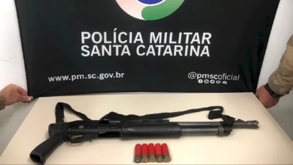 Passageiros são presos com espingarda dentro de taxi em Florianópolis