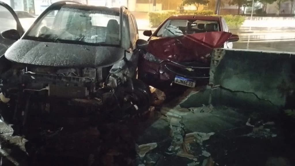 TIJUCAS: Com medo de ser morto, homem ignora sinal vermelho e causa acidente