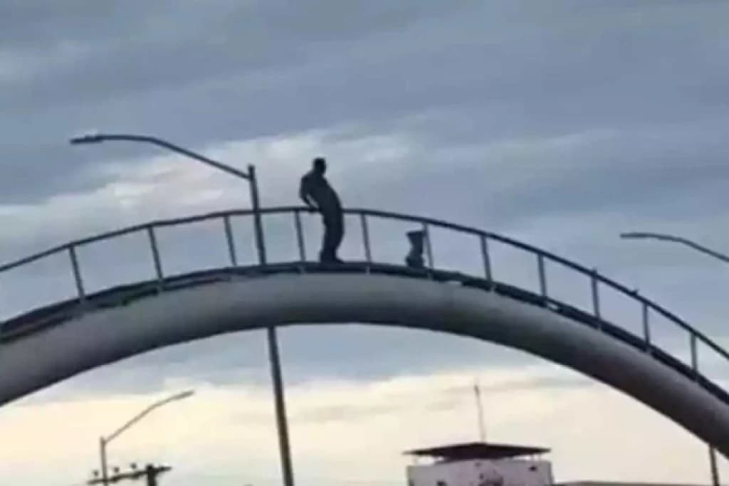 Homem pula de ponte gritando “Exército, salve o Brasil”