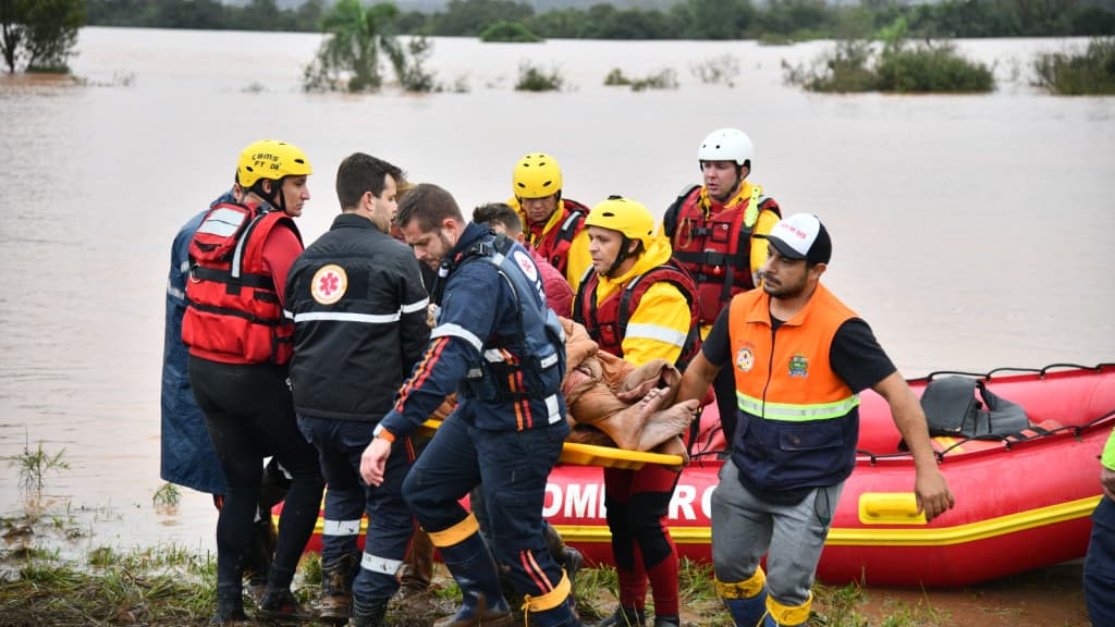 Heróis sem capa: Bombeiros catarinenses resgatam mais de 600 entre pessoas e animais no RS