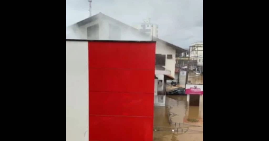 Agência bancária tem princípio de incêndio durante alagamento em São João Batista