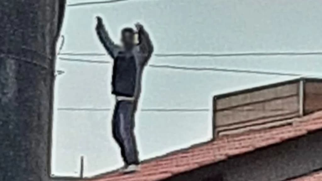 Em surto, homem sobe em casas de Tijucas e arremessa telhas