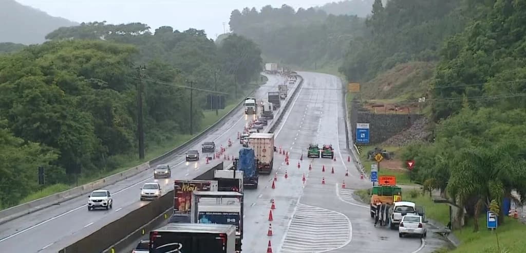 Trecho da BR-101 é bloqueado em SC e chuva castiga motoristas