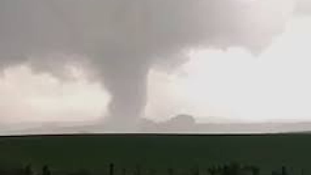 Imagens mostram tornado passando por cidade no interior do RS