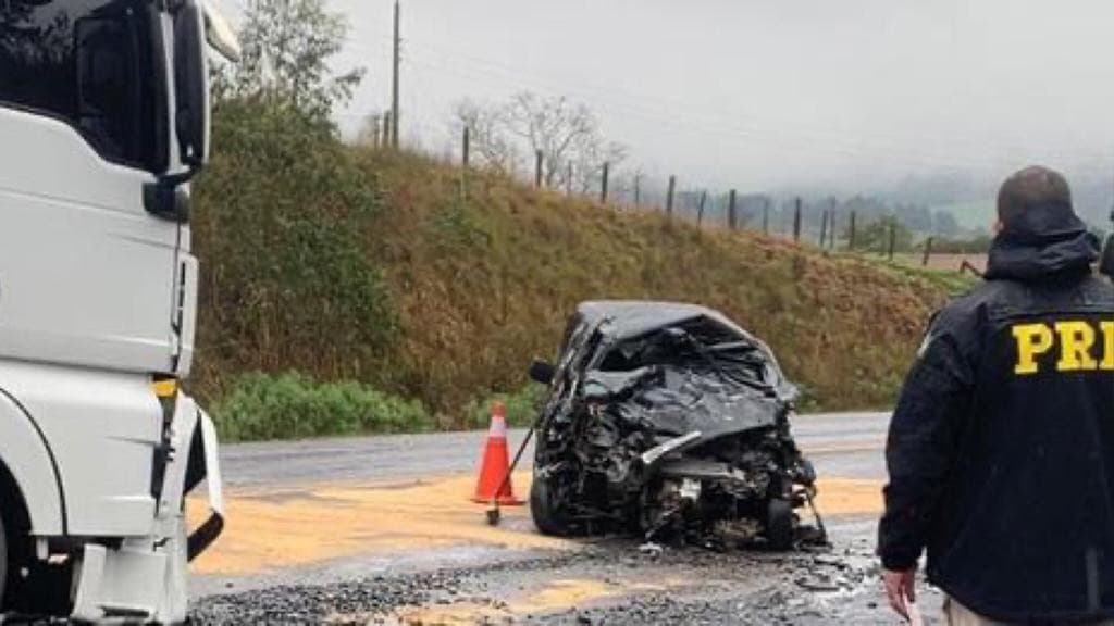 Mulher morre após colisão frontal entre carro e caminhão na BR-282, em SC