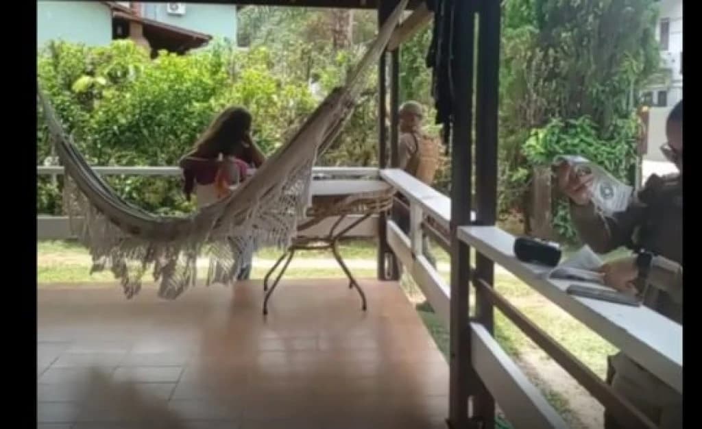 Catarinense volta de viagem e encontra desconhecida morando em sua casa