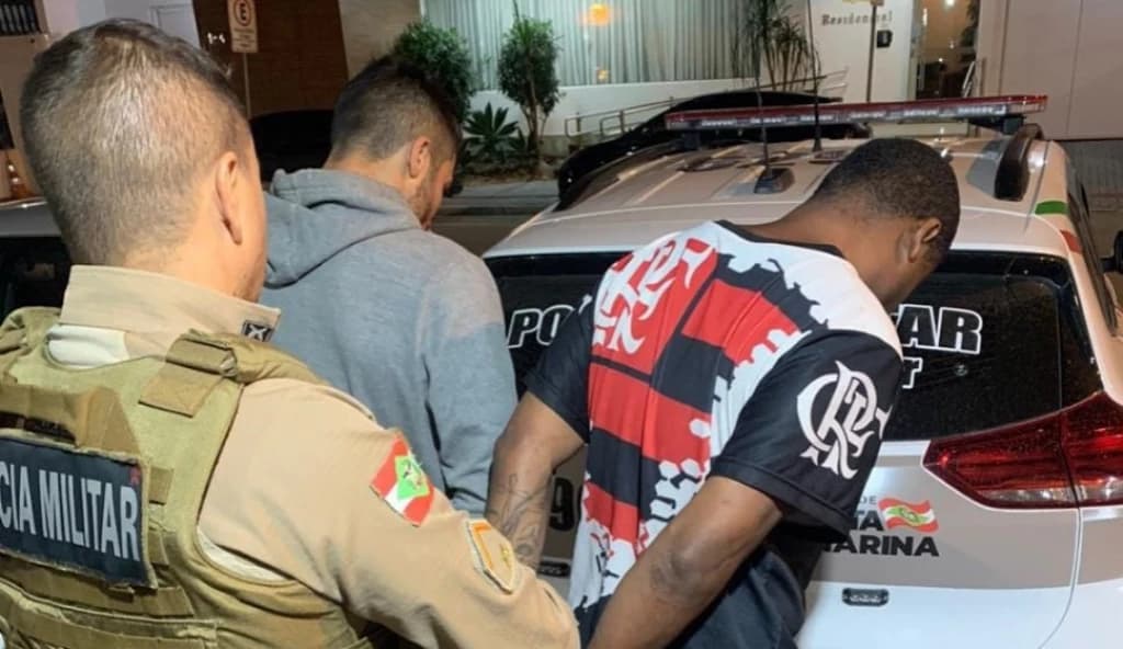 Dupla é flagrada com drogas em Bombinhas e acaba atrás das grades