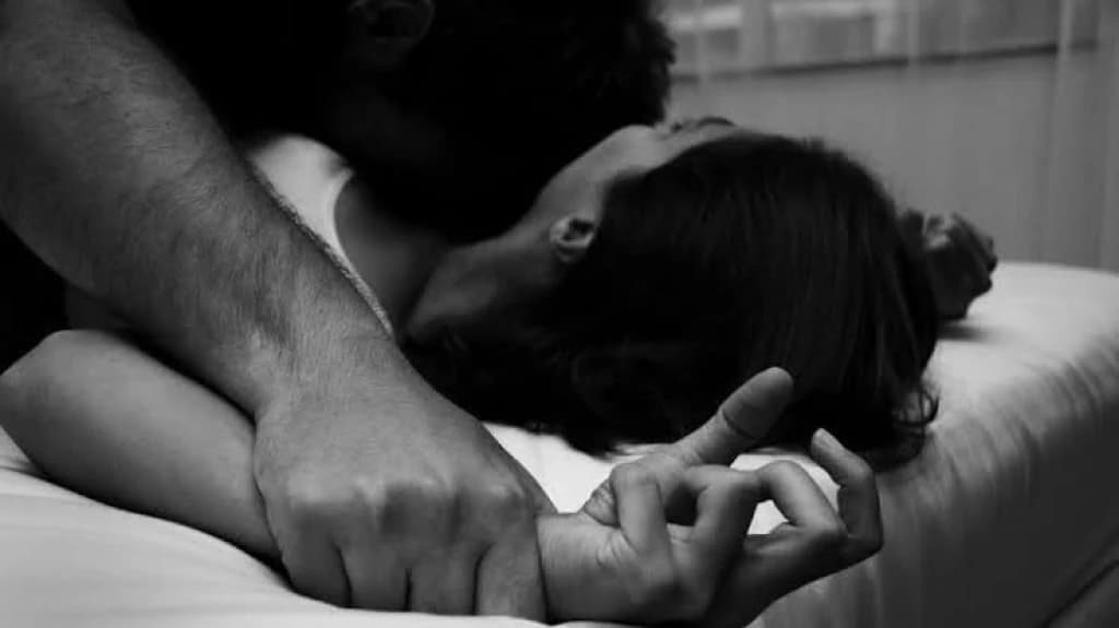 Mãe sai para trabalhar e pai abusa de filha adolescente