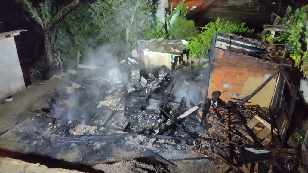 Casa é destruída pelas chamas em Canelinha