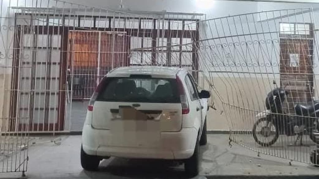 Motorista colide contra portão do cemitério de Tijucas após mal súbito