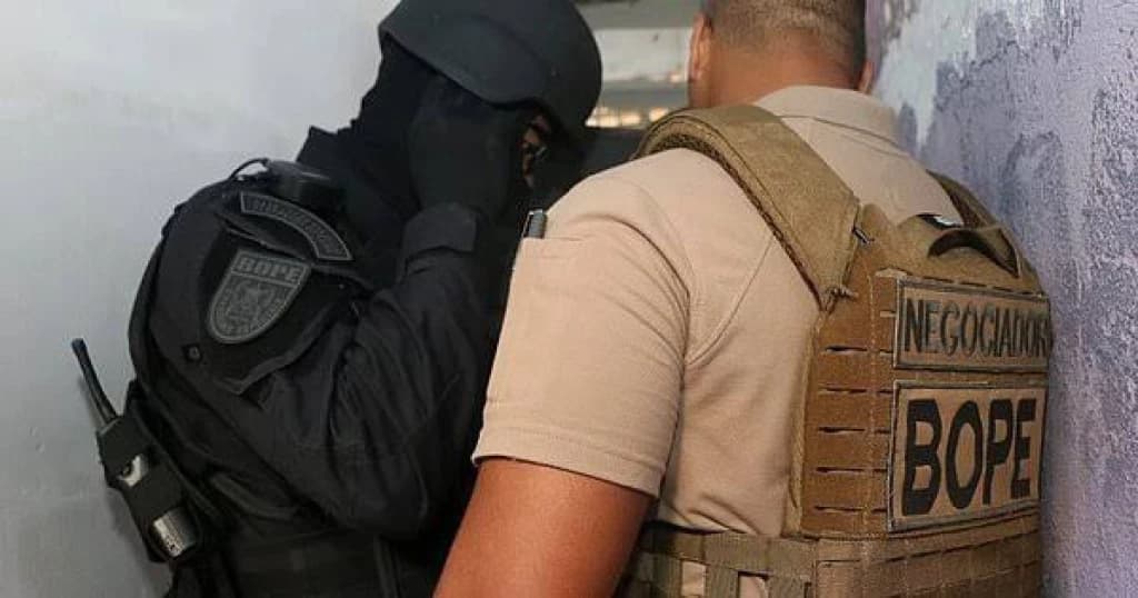 AGORA EM ITAPEMA: Marido faz esposa refém sob a mira de revólver