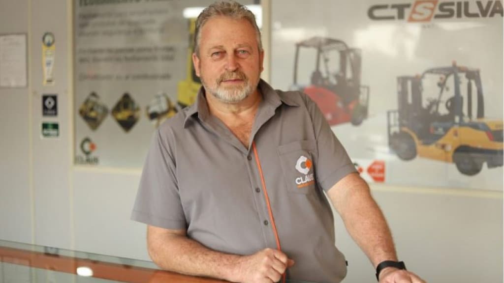 Empresário morre após trator cair de barranco e capotar