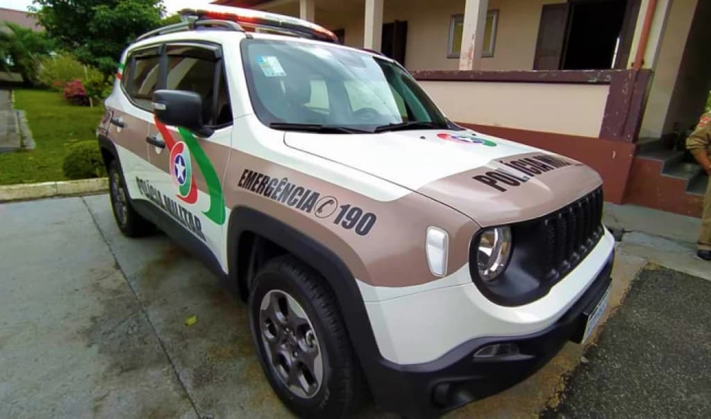 Mãe é presa por deixar crianças sozinhas enquanto trabalhava