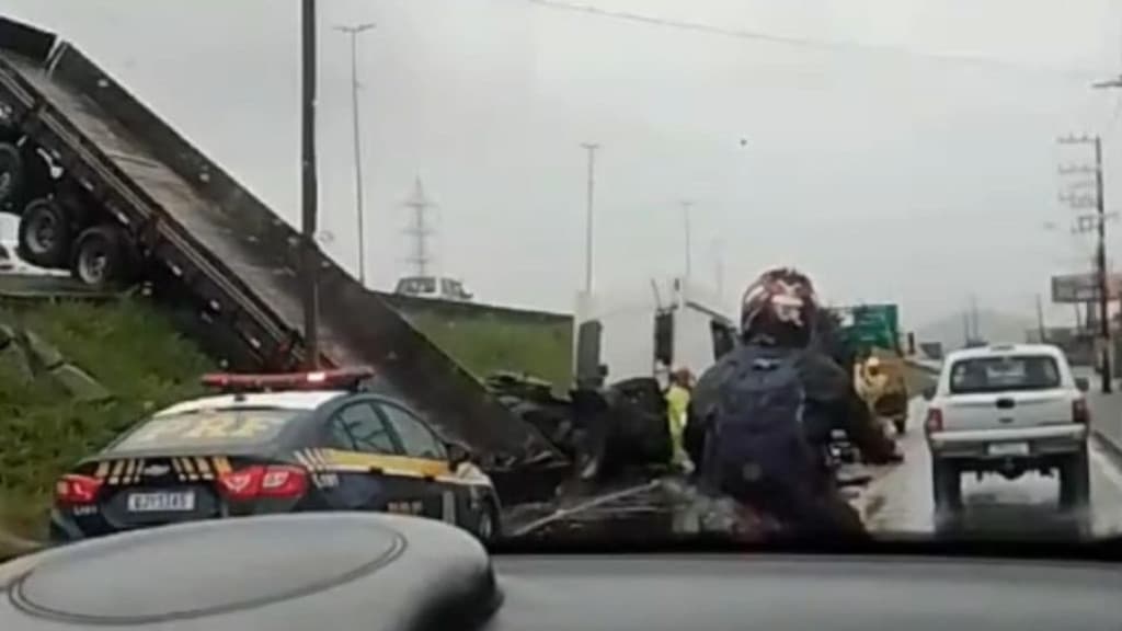 Acidente causa congestionamento na BR-101, em Palhoça