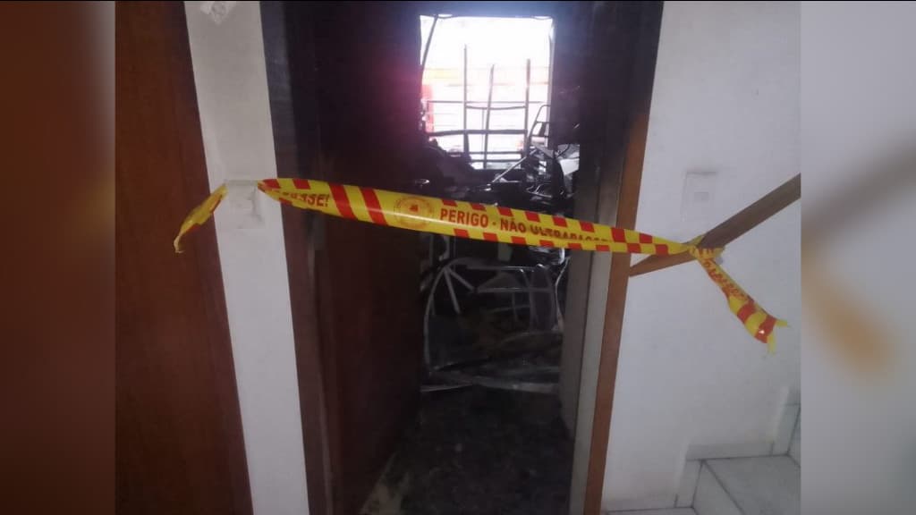 Mulher se joga de prédio em chamas para se salvar