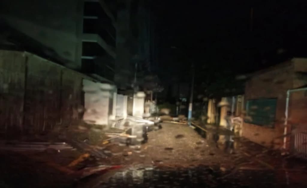 Após tempestade, materiais de obra atingem telhado de casa em Itapema