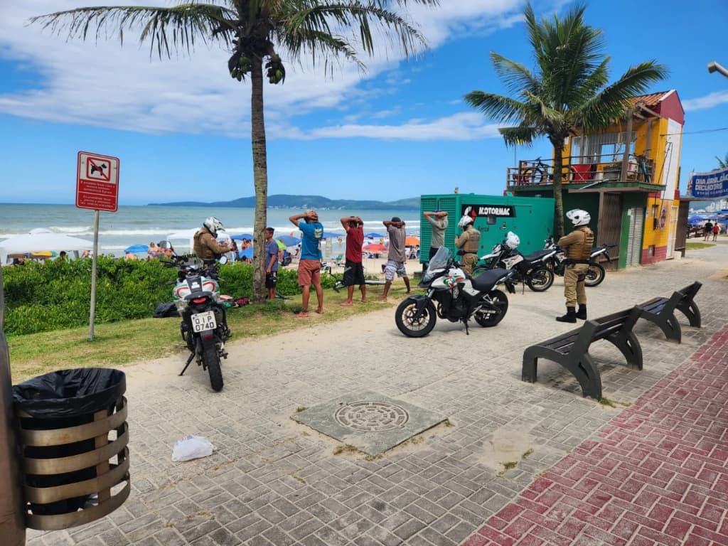 “Operação limpeza” na Orla da Meia Praia flagra usuários consumindo drogas