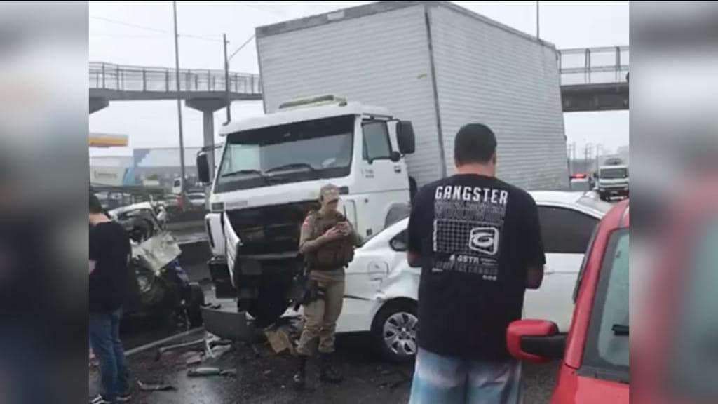 Acidente entre veículos interdita parcialmente a BR-101 em Itajaí