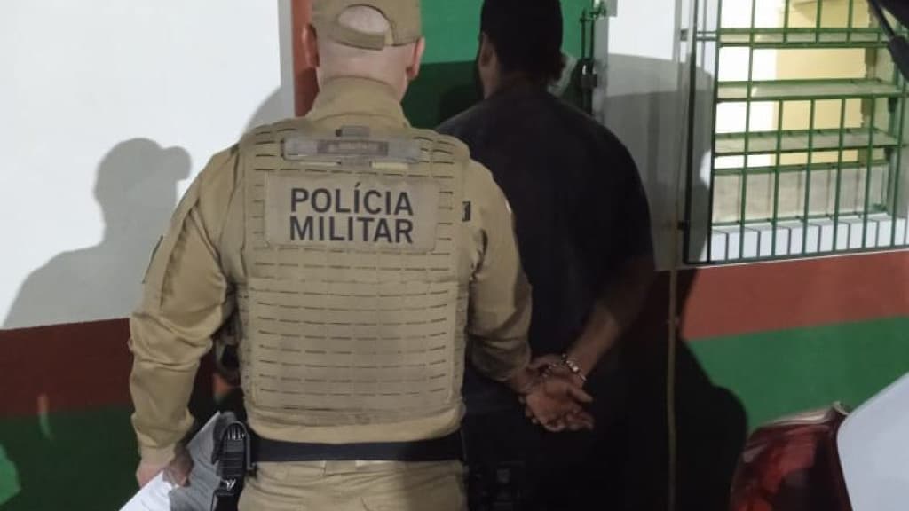 Foragido furta botijão de gás, é confrontado pela vítima e acaba preso em Porto Belo