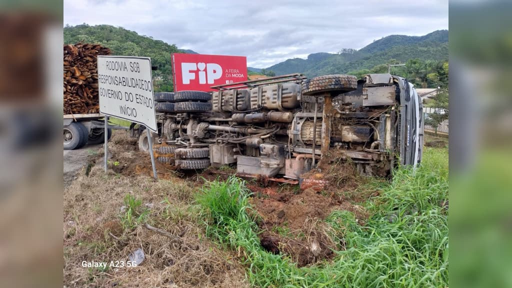 Carreta carregada de madeiras tomba em Brusque