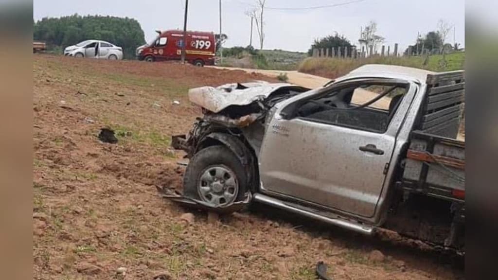Caminhonete capota e idoso morre após ser arremessado a 10 metros do veículo