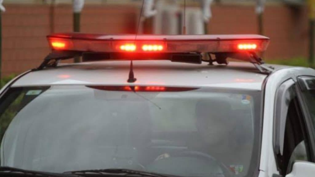 Homem aceita convite para dormir na casa da namorada e acorda sem carro