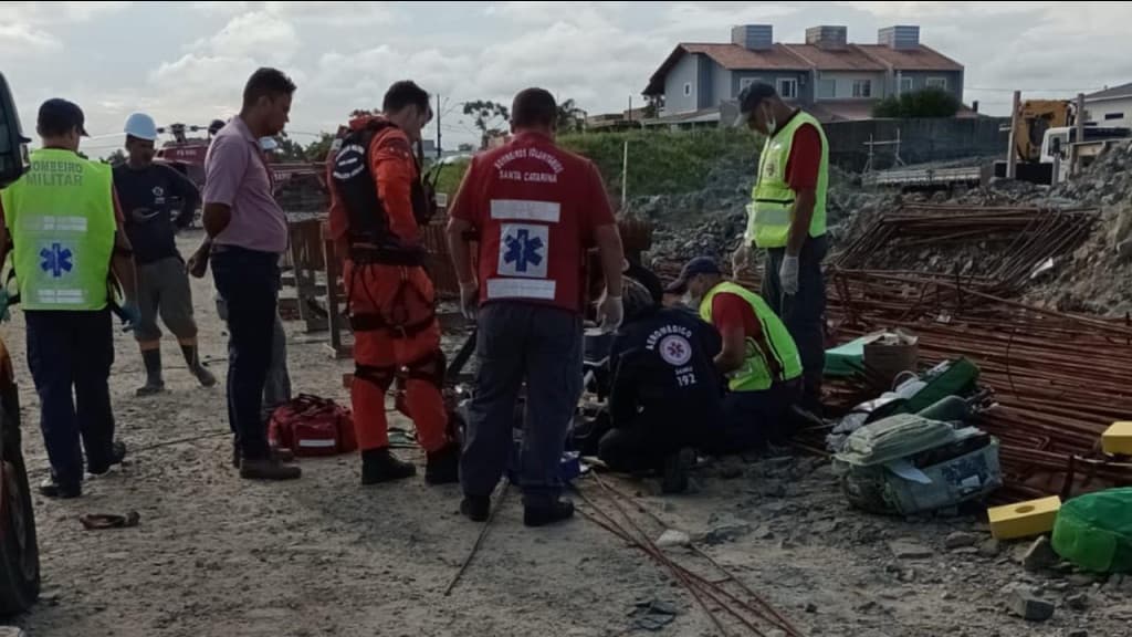 Homem morre após sofrer descarga elétrica em canteiro de obras, em Penha