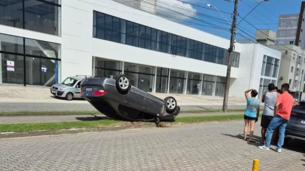 Carro capota após acidente em avenida de Tijucas