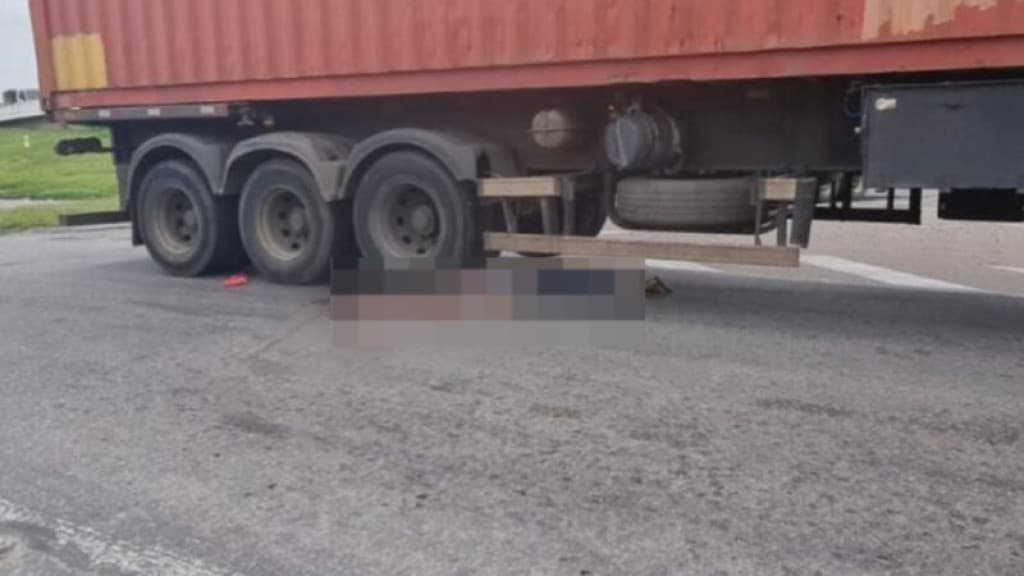 Ciclista morre esmagado por caminhão em Itajaí