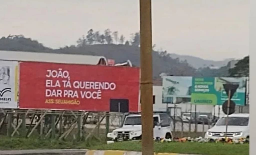 Outdoor do “amigão” ataca novamente: “ela tá querendo dar para você”