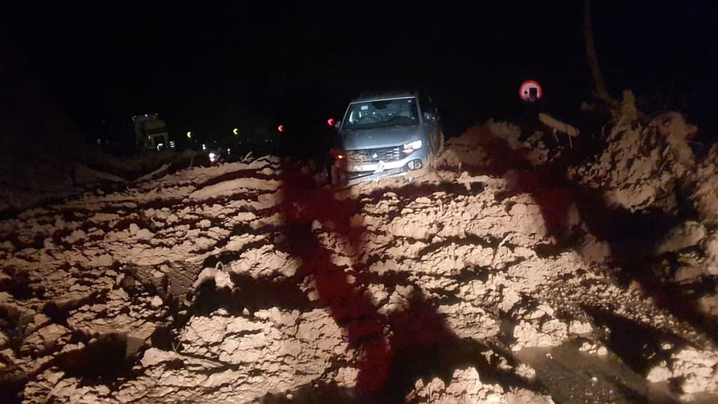 Queda de barreira interdita totalmente a BR-280 em Corupá
