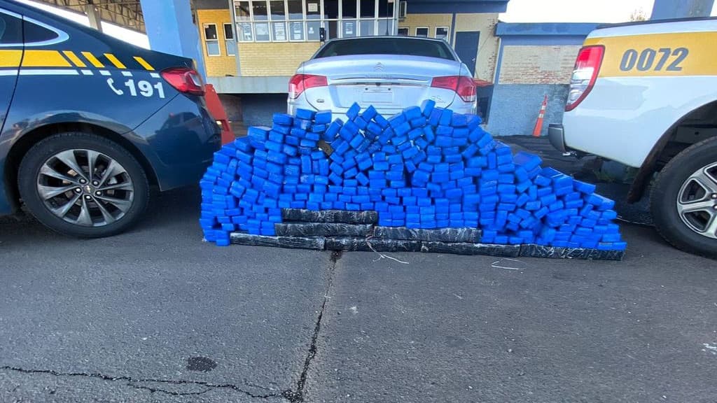 Carro roubado e carregado com 300 kg de maconha é apreendido na BR-153