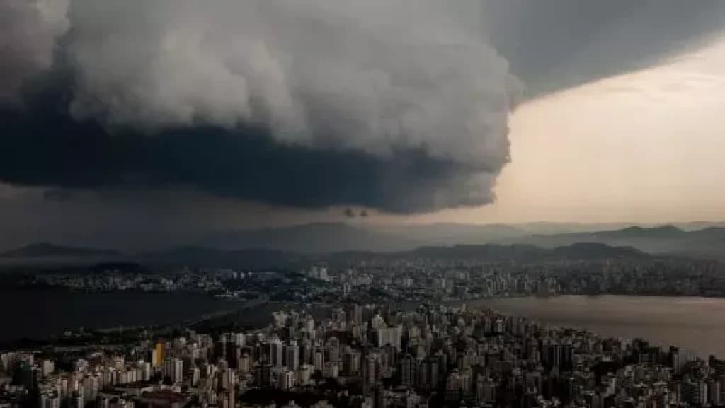 URGENTE: Defesa Civil emite alerta para chuvas intensas em Santa Catarina
