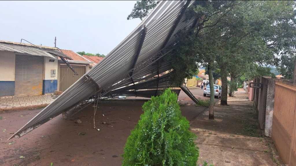 Tempestades iniciam com morte e estragos no Sul do Brasil