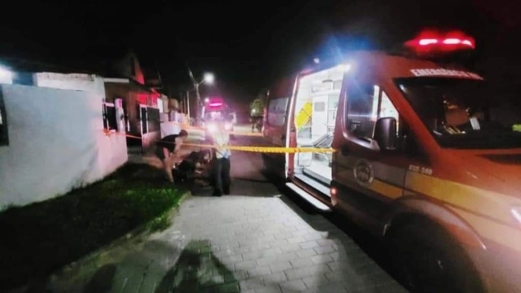 Motociclista perde a vida após colisão em viga de concreto