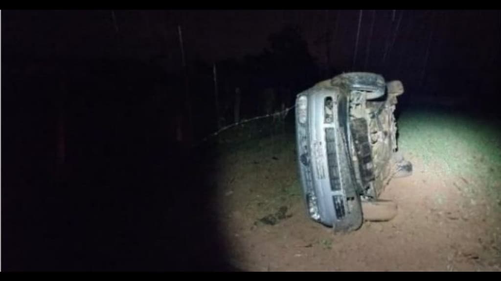 Cidade de SC fica sem luz após carro capotar e derrubar poste
