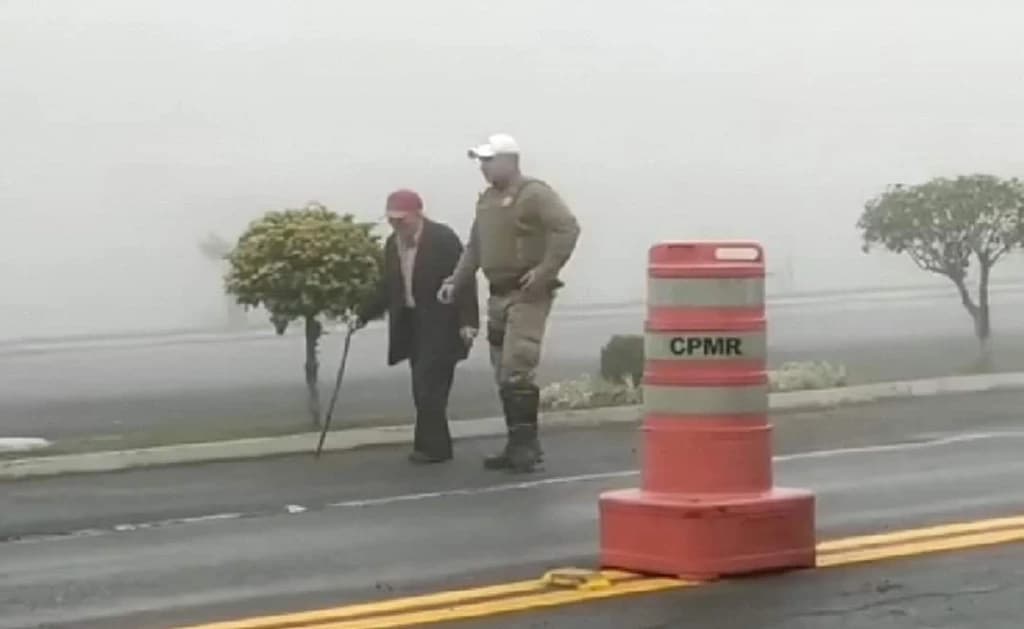 Idoso caminha mais de 2km em rodovia para tomar café com policiais