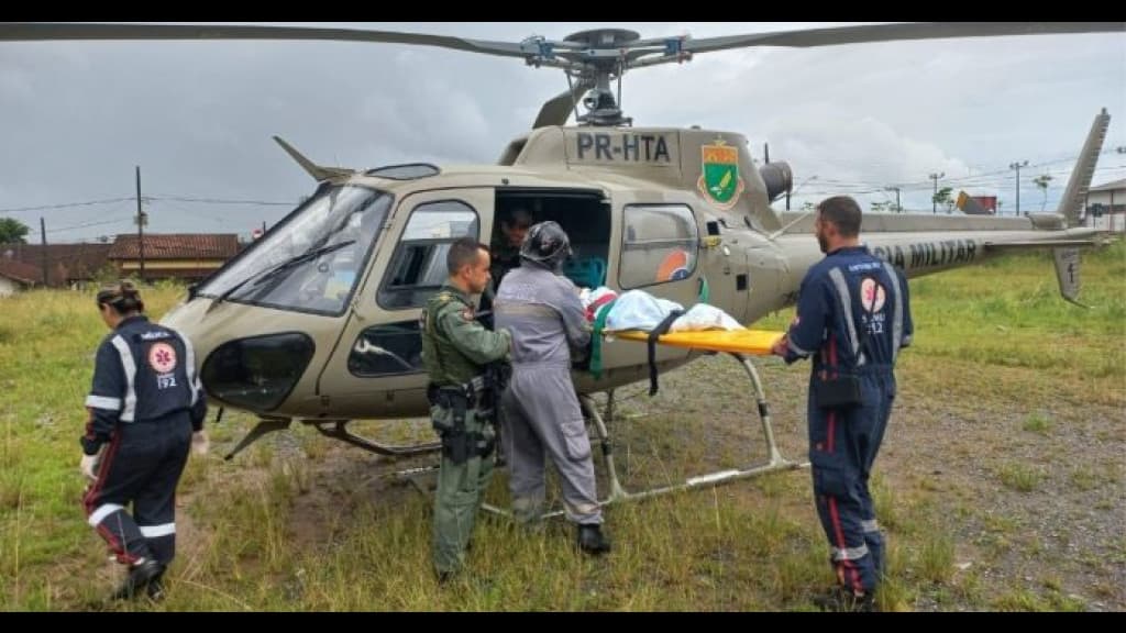 Menino de 2 anos é hospitalizado com fraturas e traumatismo craniano após queda de escada