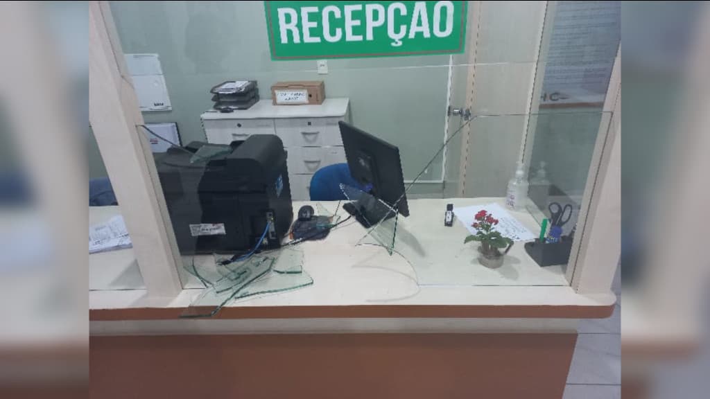 Homem tem surto psicótico e quebra vidro de hospital em Nova Trento
