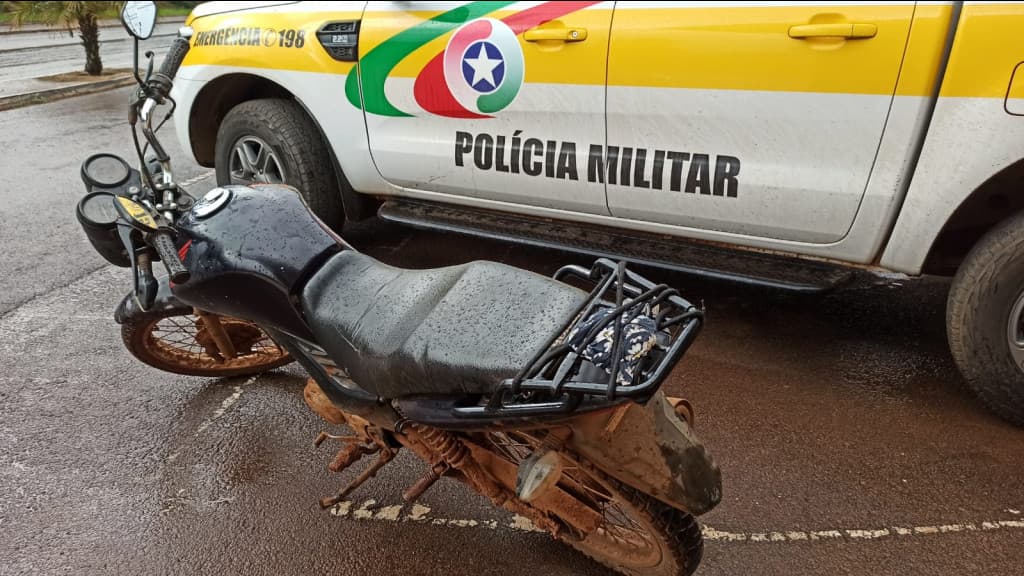 Motocicleta sem placas e com mais de R$ 20 mil em débitos é apreendida em SC