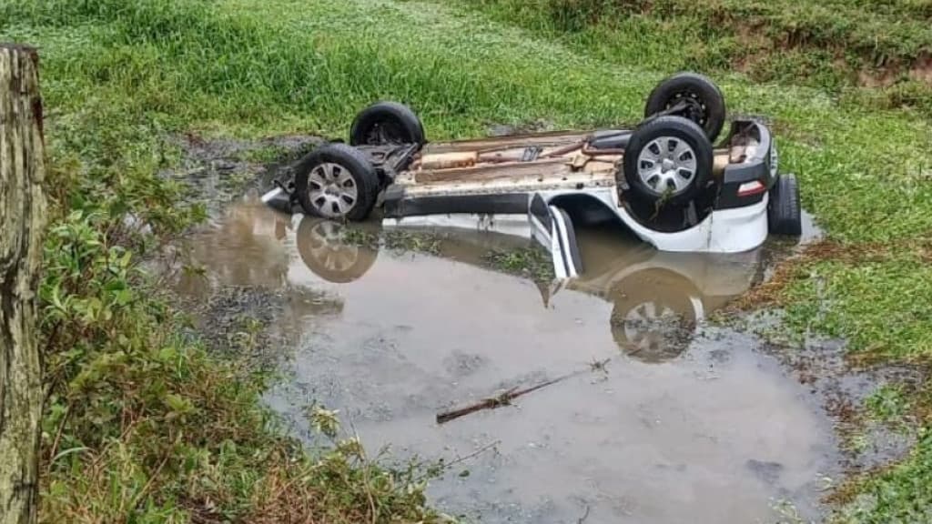 Mulher sobrevive em Tijucas após ficar em veículo submerso por 20 minutos