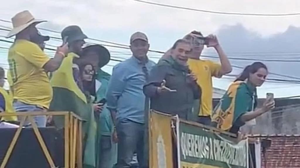 Dedé Santana, dos Trapalhões, participa de manifestação em Itajaí