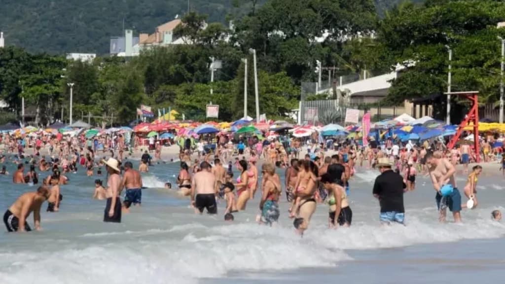 Calorão de mais de 30ºC marca o domingo antes da chegada de frente fria em SC