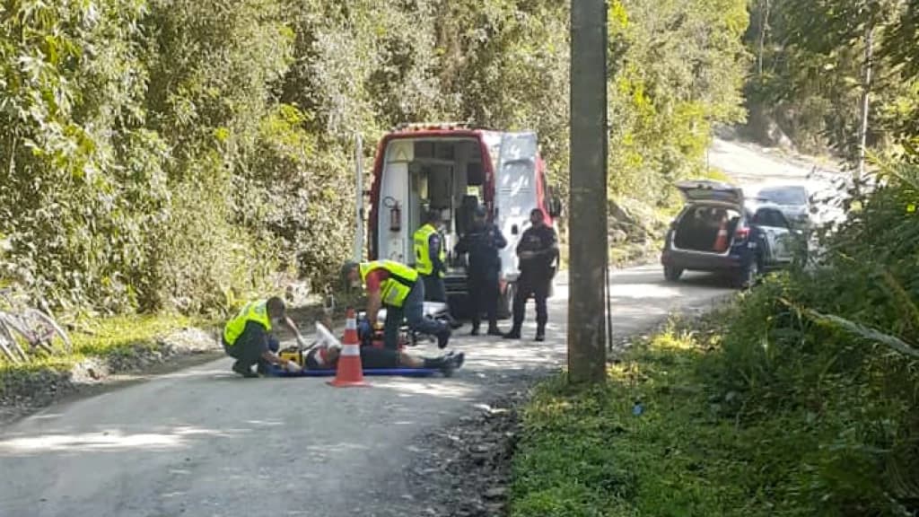 Ciclista de Tijucas cai violentamente ao treinar em estrada de terra em Porto Belo