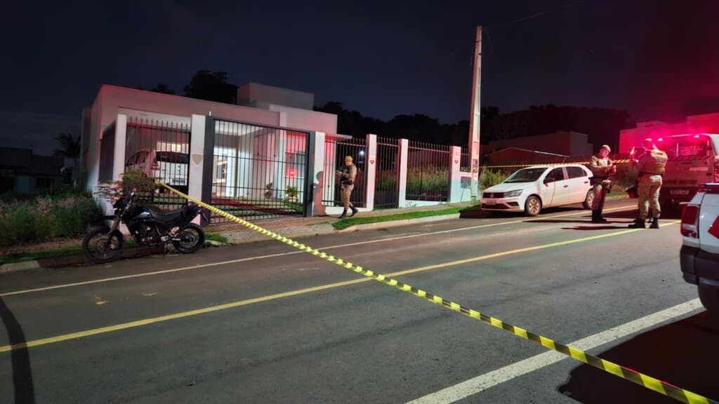 Homem mata esposa a facadas dentro de residência